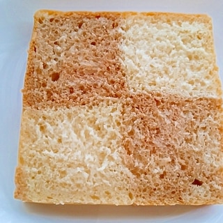 キューブ型で市松模様のココア食パン